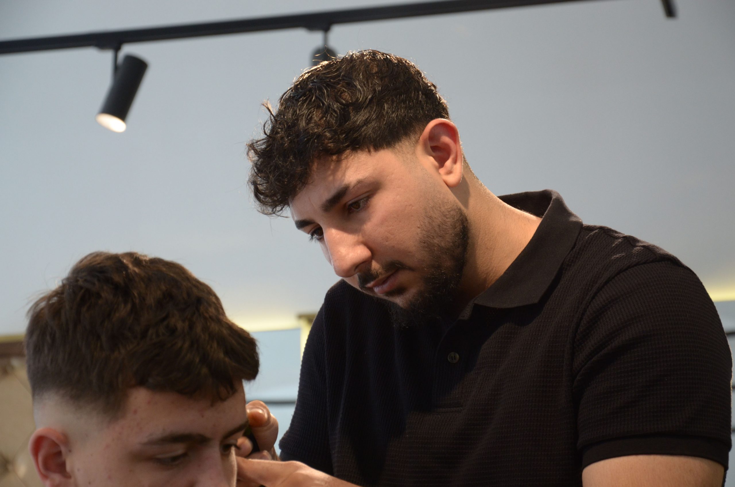 Ahmad Kurdo beim Haareschneiden